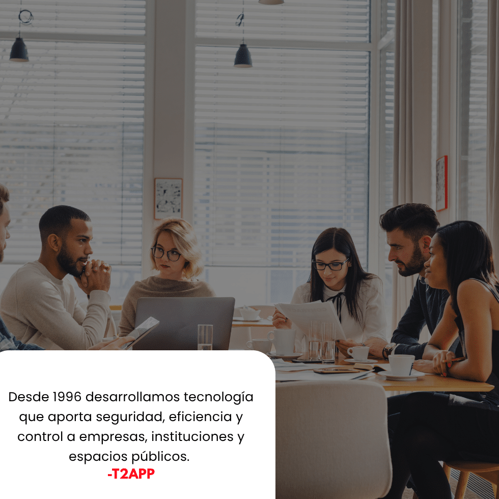 Trabajadores debatiendo en equipo